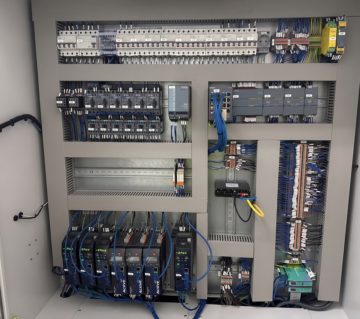 periMICA edge computer installed in an existing machine control cabinet, cabled to the IT network and to the periNODE.